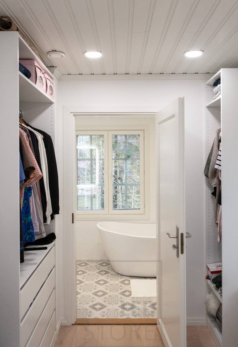 Dans l'armoire, des panneaux LED circulaires efficaces diffusent une lumière agréable avec un excellent rendu des couleurs. Ledstore.fi